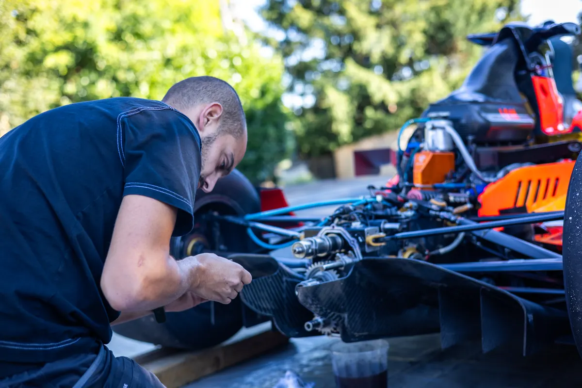 Mécanicien travaillant sous une monoplace