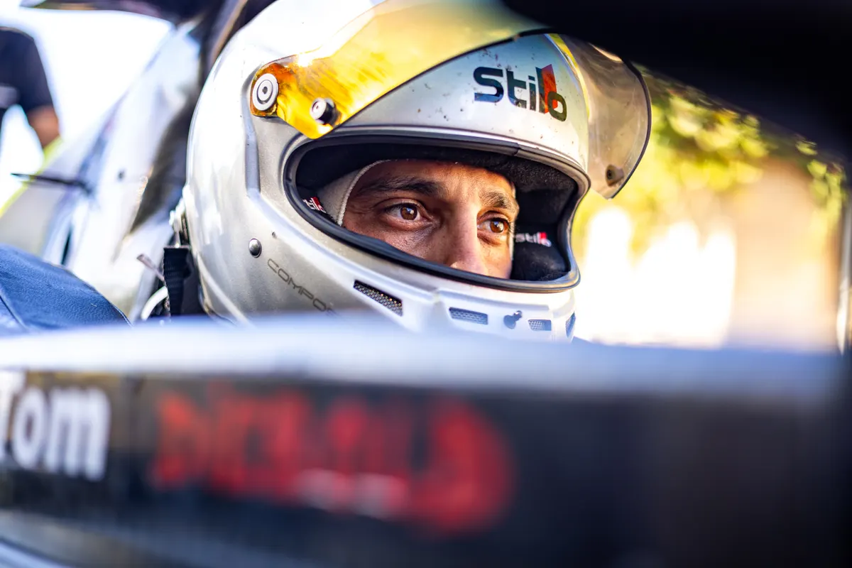 Portrait sous casque d'un pilote concentré dans sa monoplace
