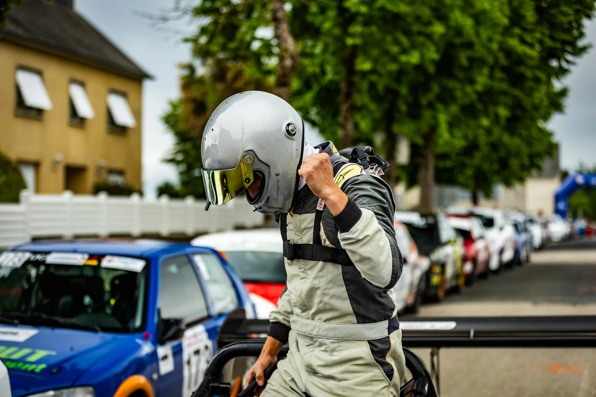 Tom Diebold ajuste son casque à Hébécrevon en 2025