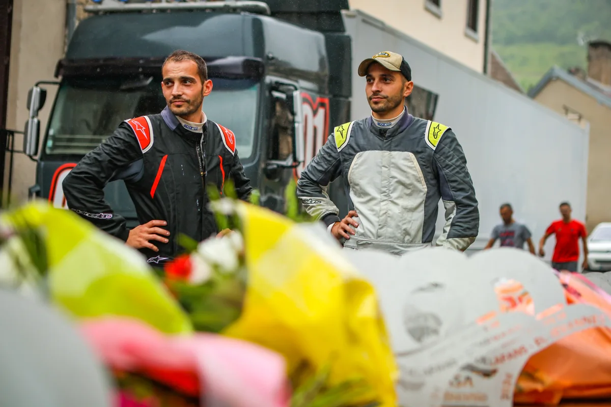 Les deux pilotes avant la course à Vuillafans en 2024