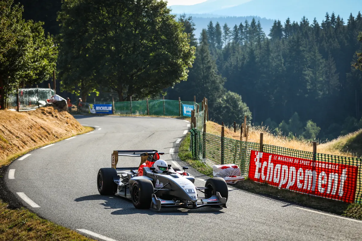 La Tatuus numéro 8 dans une courbe en lisière de forêt. Dunières 2026.