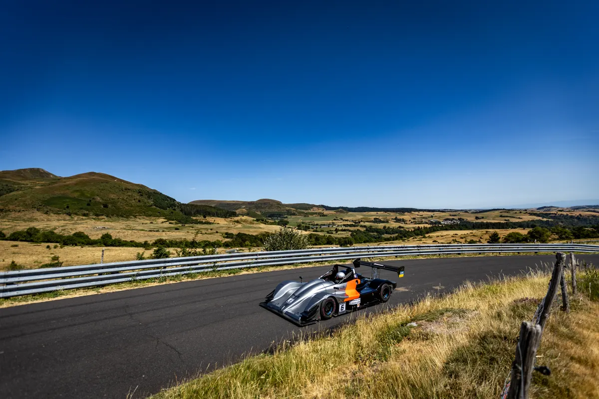 La Norma M20F de Tom Diebold traverse les paysages ouverts du Mont-Dore en 2026