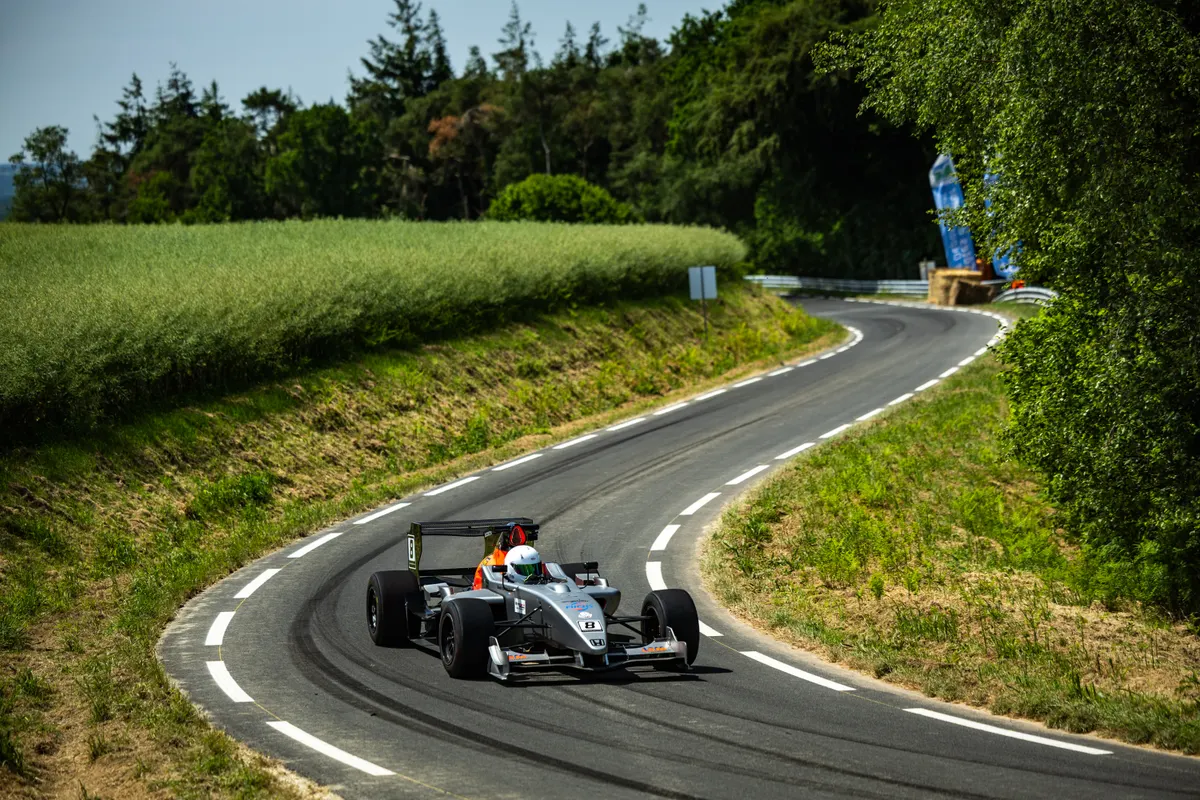 David Diebold dans le même virage au volant de sa monoplace numéro 8. Saint-Gouéno 2026.