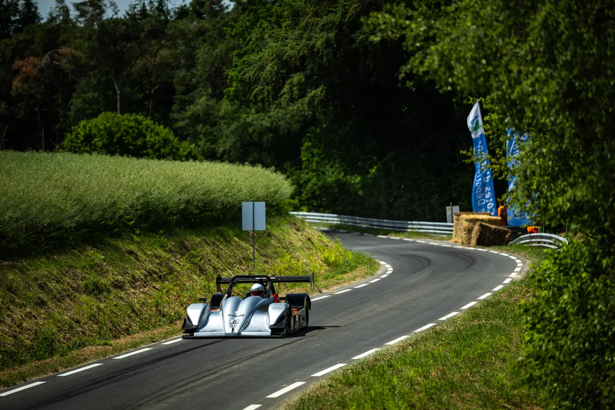 La Norma de Tom Diebold sur la route entre les champs à Saint-Gouéno en 2026
