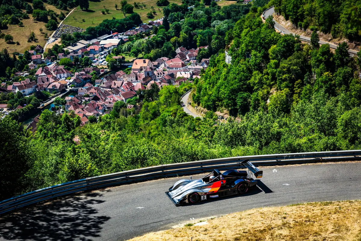 La Norma M20F de Tom Diebold surplombe le village et les lacets à Vuillafans en 2026