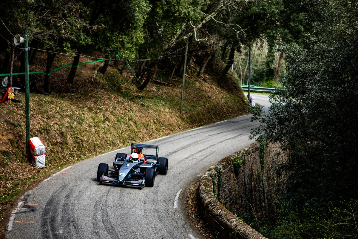 La Tatuus numéro 8 sur la route forestière. Bagnols-Sabran 2026.