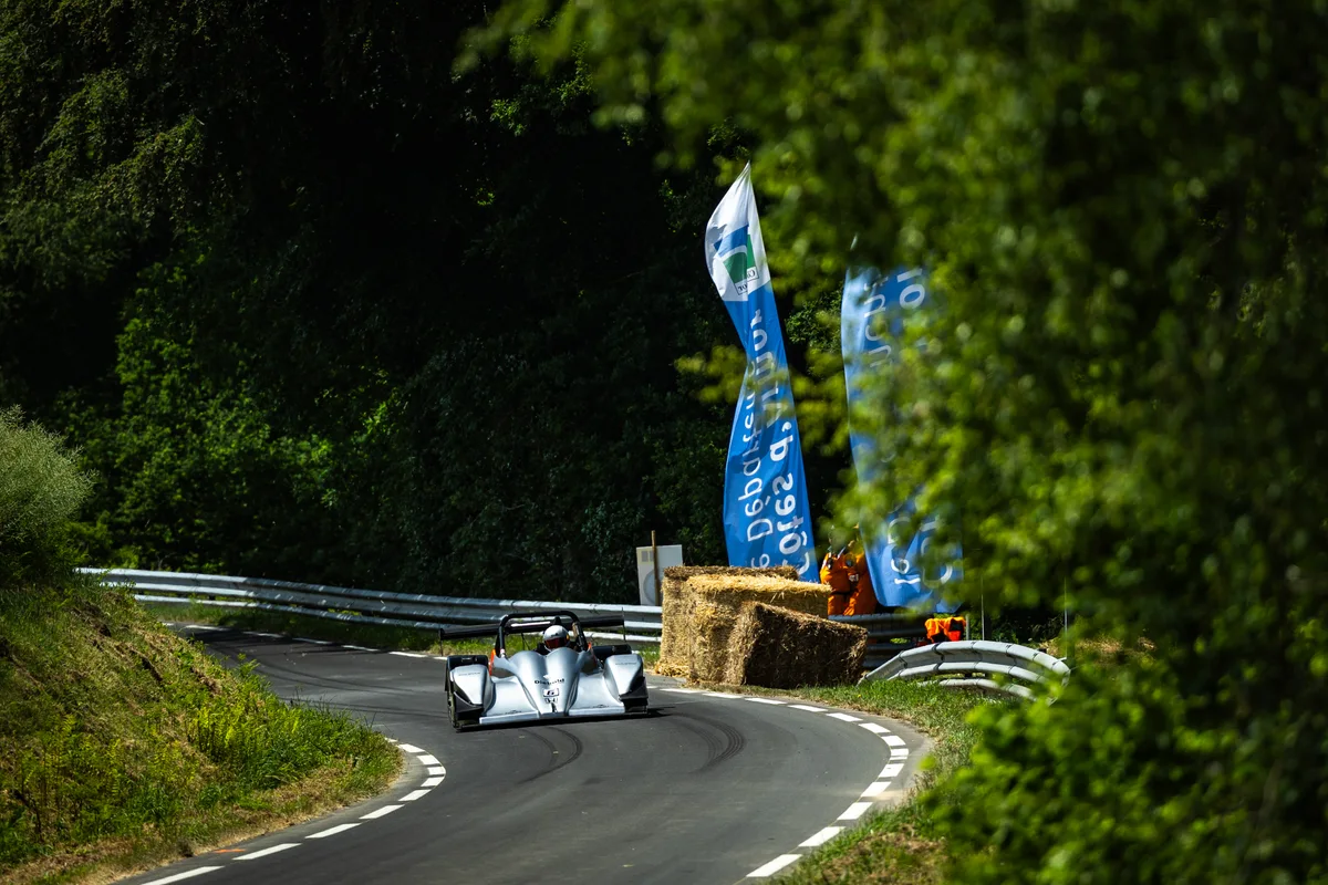 La Norma numéro 6 dans une courbe bordée de verdure. Saint-Gouéno 2026.