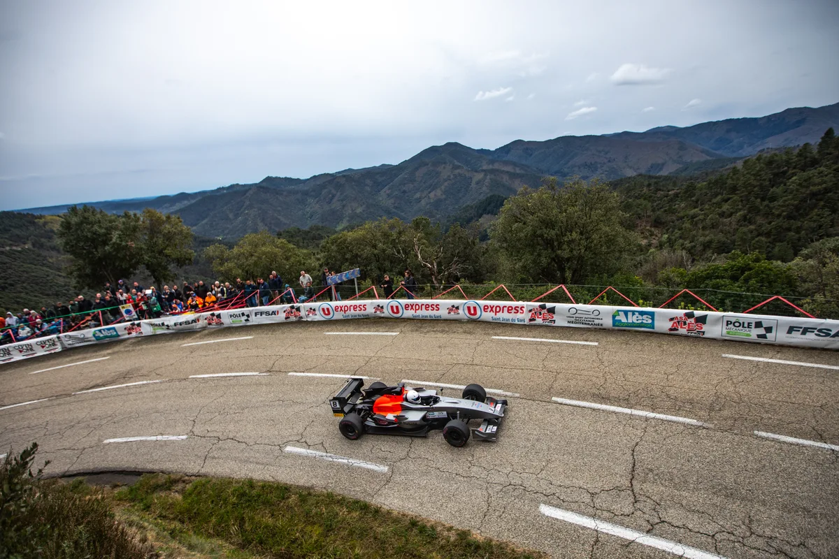 La Tatuus numéro 8 dans une épingle des Cévennes. Col Saint-Pierre 2026.