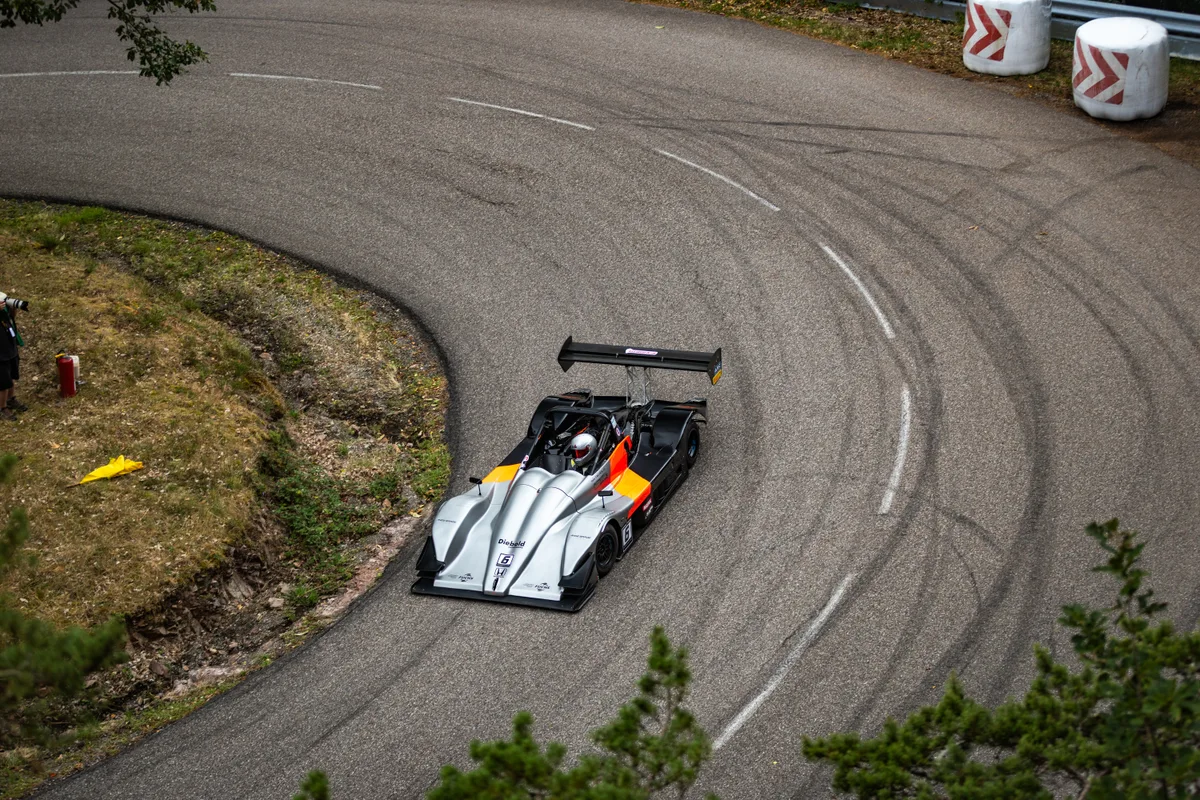 La Norma numéro 6 dans une épingle marquée par les pneus. Turckheim 2026.