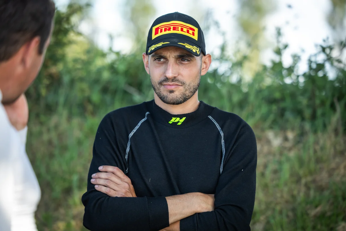 David Diebold, les bras croisés et coiffé de sa casquette Pirelli