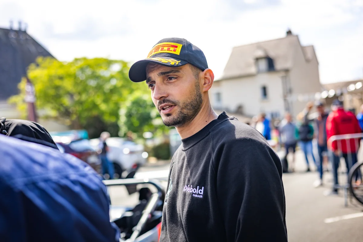 David Diebold échange dans le paddock de La Pommeraye en 2026
