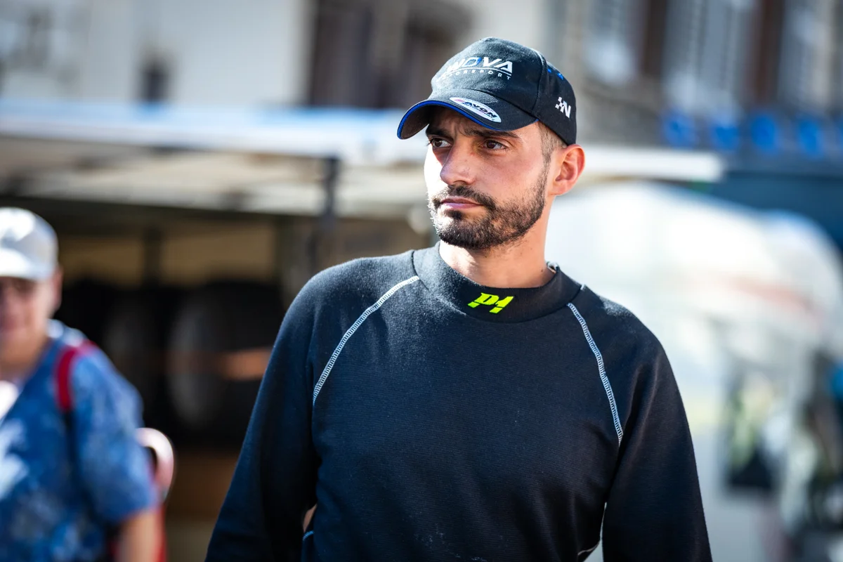 David Diebold dans le paddock, en tenue de pilote