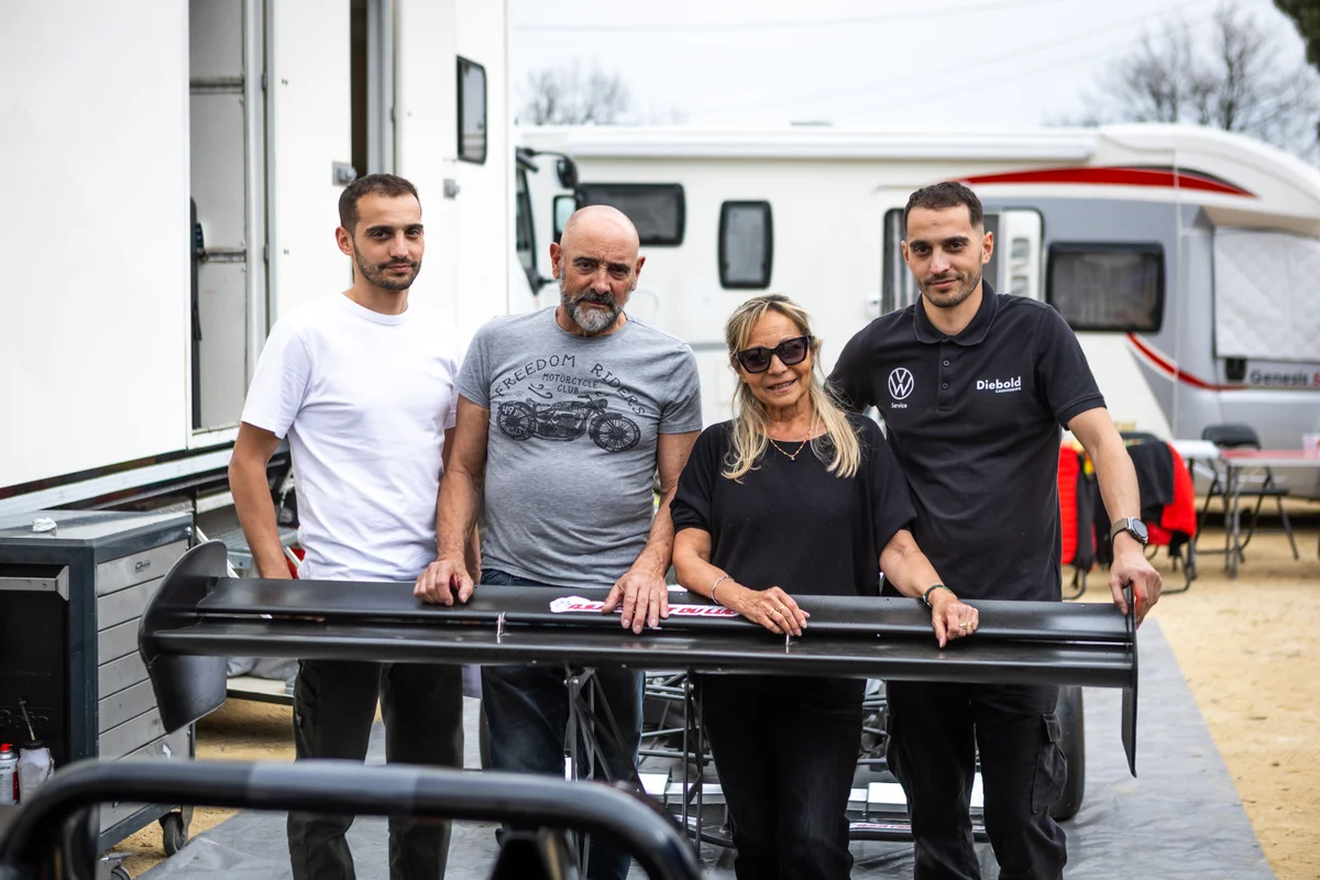 L’équipe Diebold Sport réunie derrière la voiture à Bagnols-Sabran en 2025