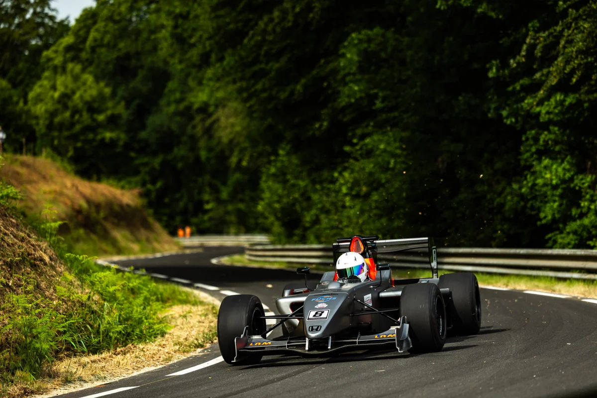 La Tatuus Formula Master numéro 8 en course à Saint-Gouéno en 2026
