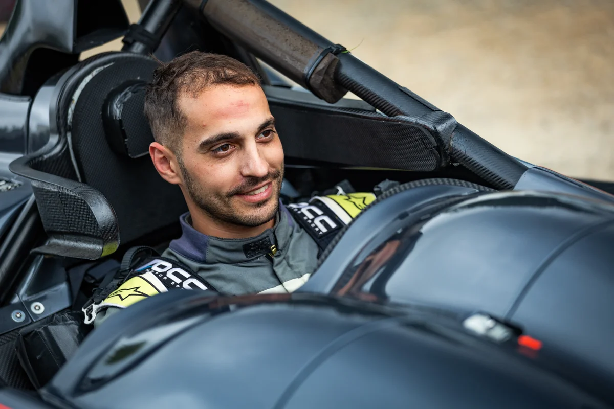 Tom Diebold souriant dans son cockpit à Saint-Gouéno en 2025