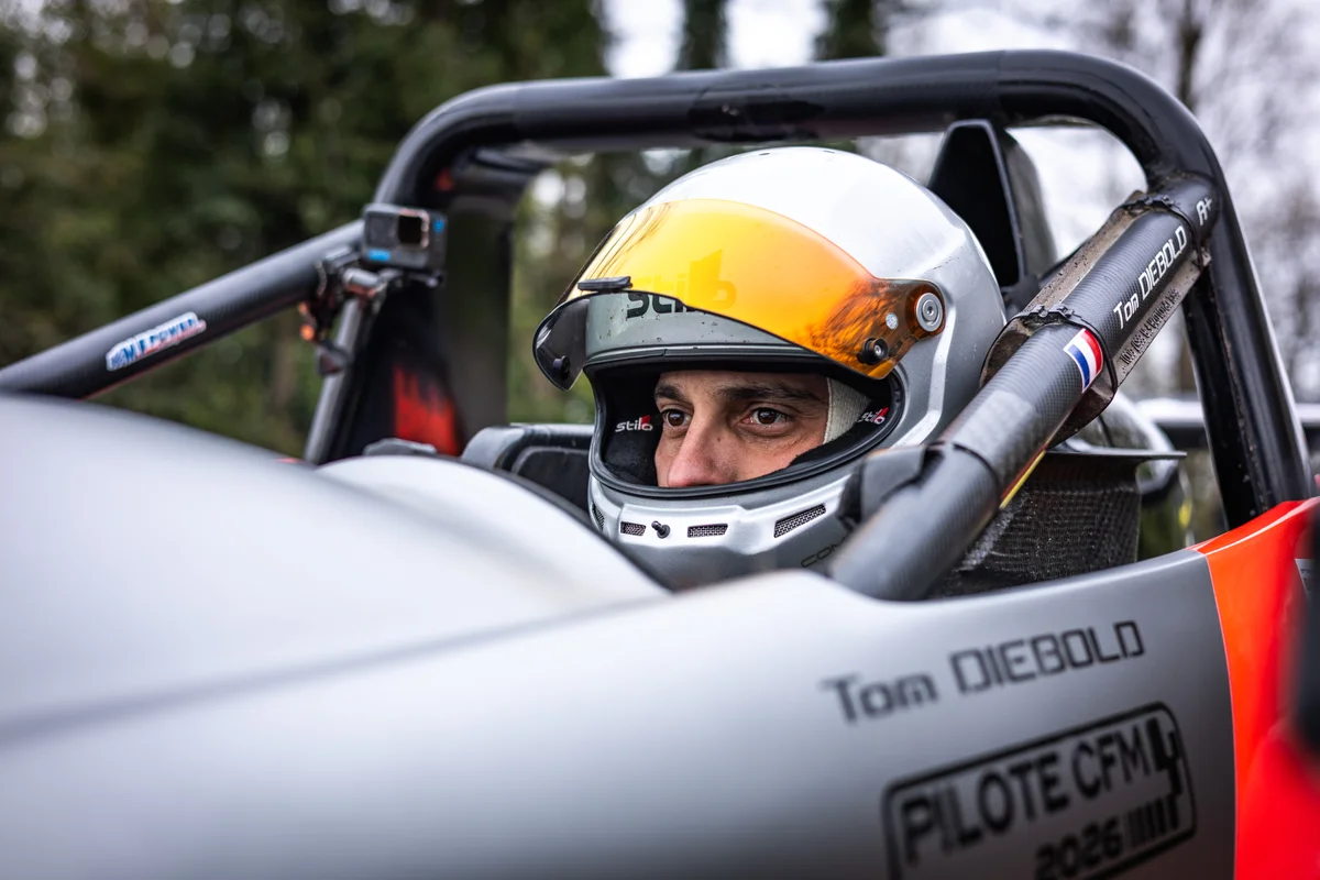 Tom Diebold casqué dans le cockpit. Bagnols-Sabran 2026.