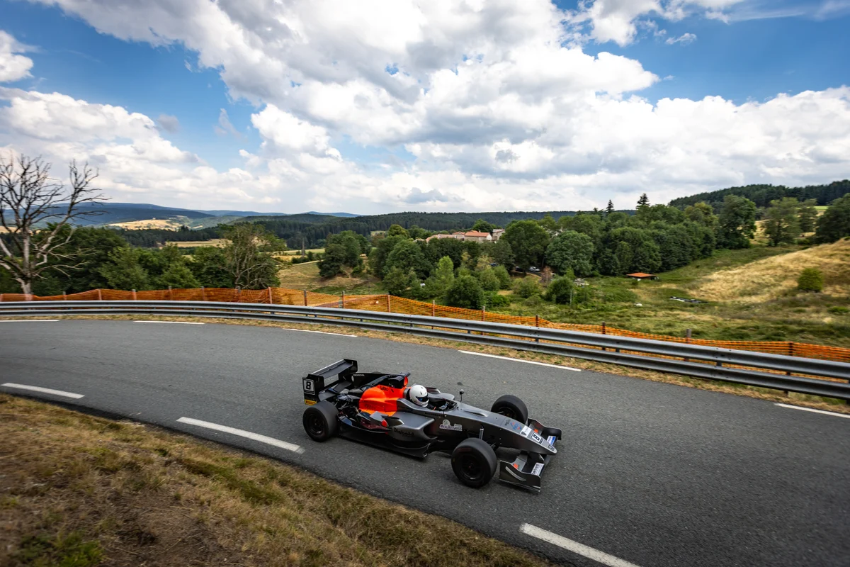 David Diebold au volant de sa Tatuus Formula Master dans un virage à Dunières en 2026