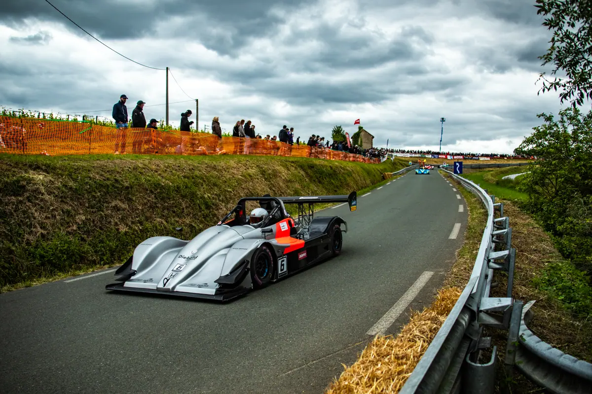 La Norma de Tom Diebold sur la route entre les talus. La Pommeraye 2026.