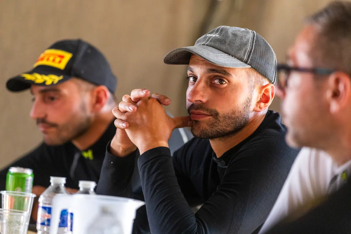 Un échange à table dans le paddock. Vuillafans 2026.